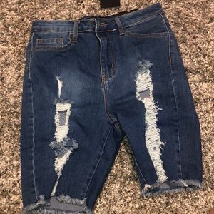 Distressed bermuda shorts